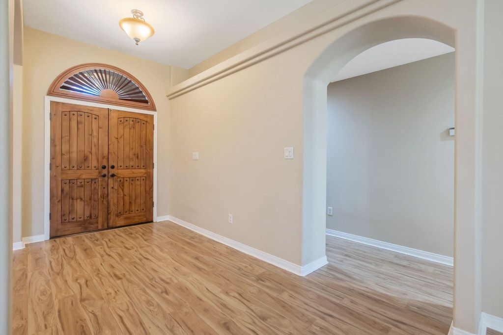 Image 3 of property listing at 11305 Andretti Avenue, Bakersfield, CA 93312