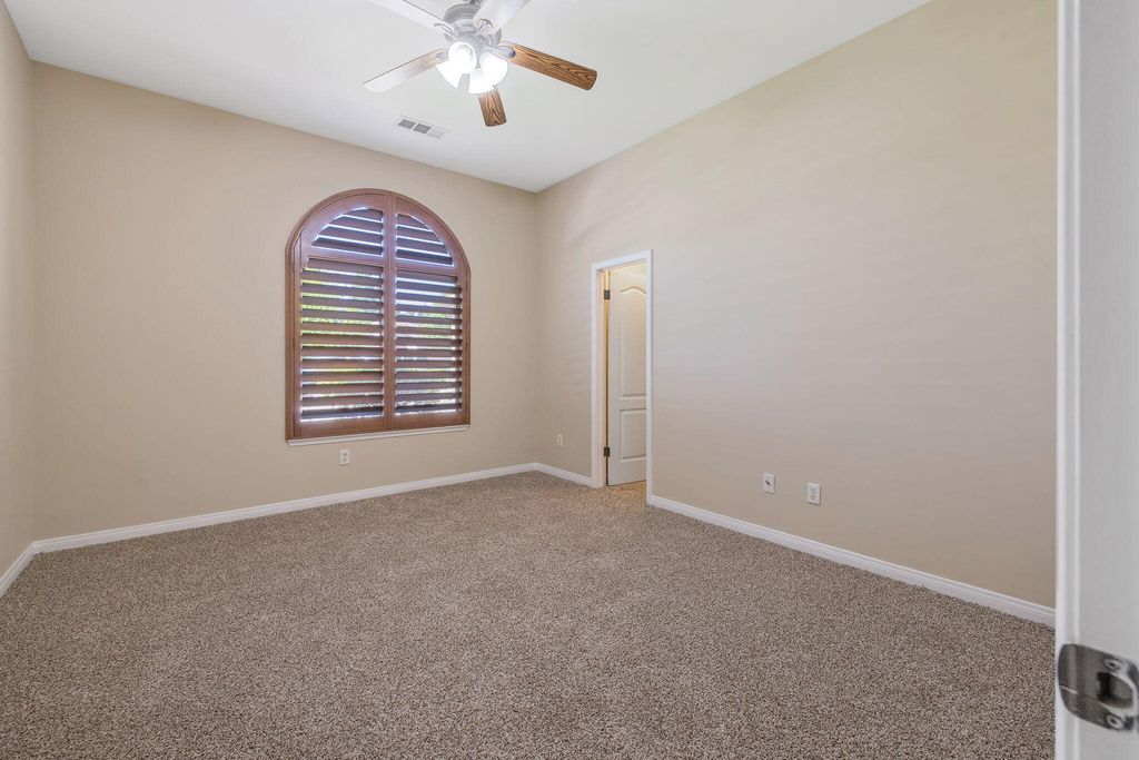 Image 33 of property listing at 11305 Andretti Avenue, Bakersfield, CA 93312