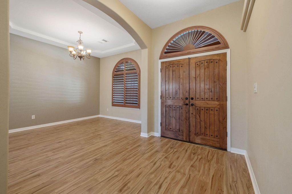 Image 4 of property listing at 11305 Andretti Avenue, Bakersfield, CA 93312