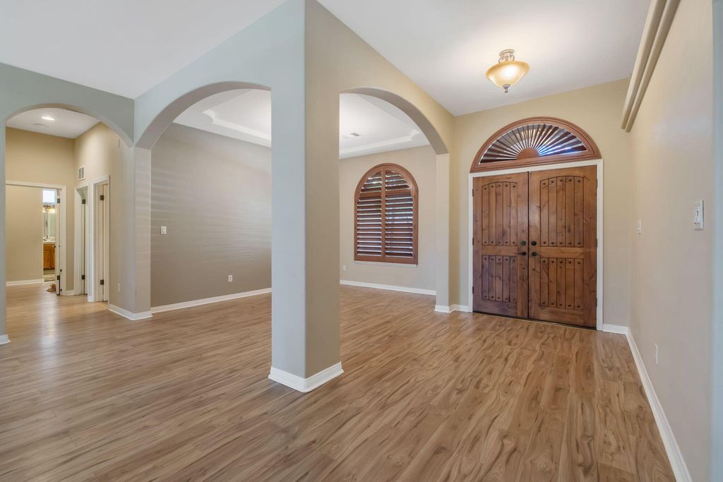 Image 6 of property listing at 11305 Andretti Avenue, Bakersfield, CA 93312