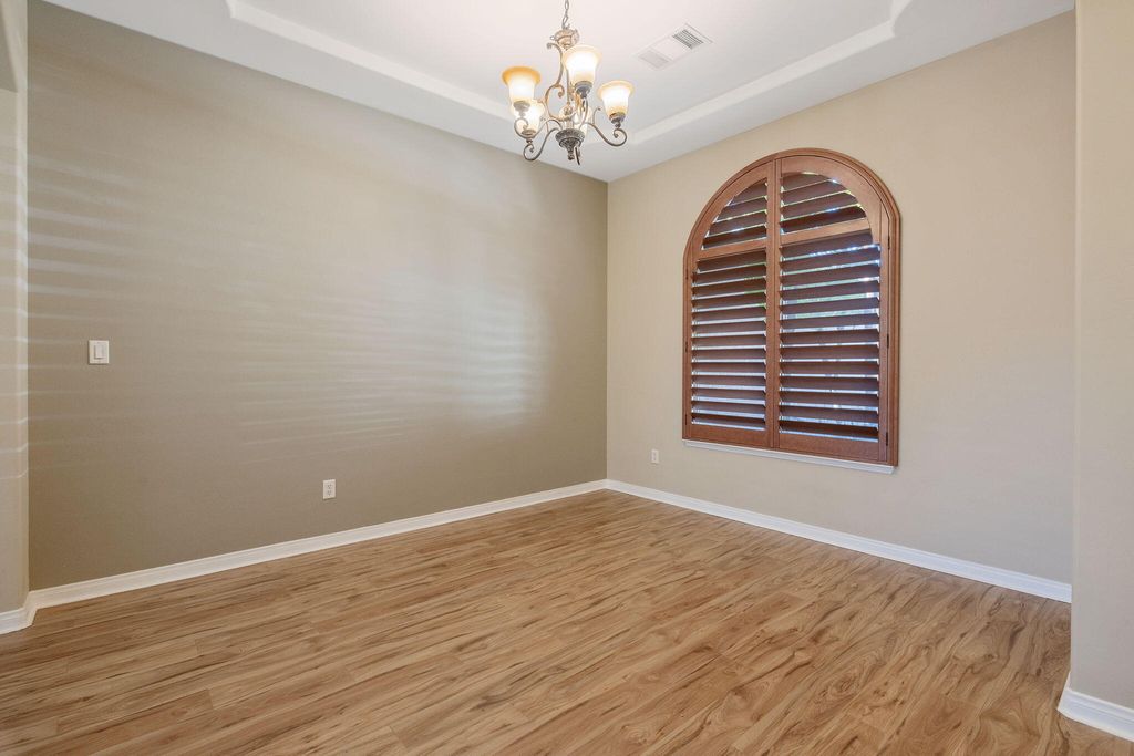 Image 7 of property listing at 11305 Andretti Avenue, Bakersfield, CA 93312