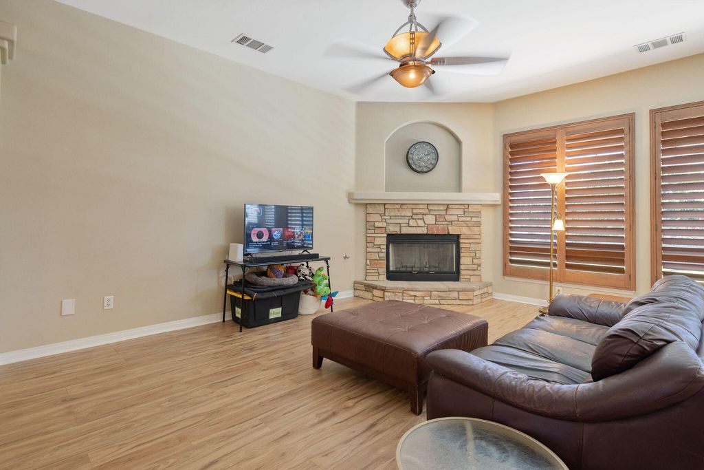 Image 8 of property listing at 11305 Andretti Avenue, Bakersfield, CA 93312