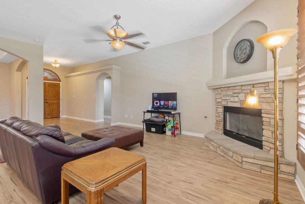 Image 9 of property listing at 11305 Andretti Avenue, Bakersfield, CA 93312