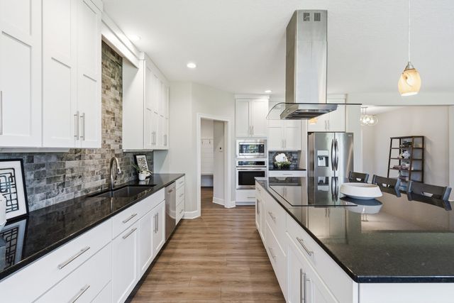 6900 GROVER Station, Bettendorf, IA 52722