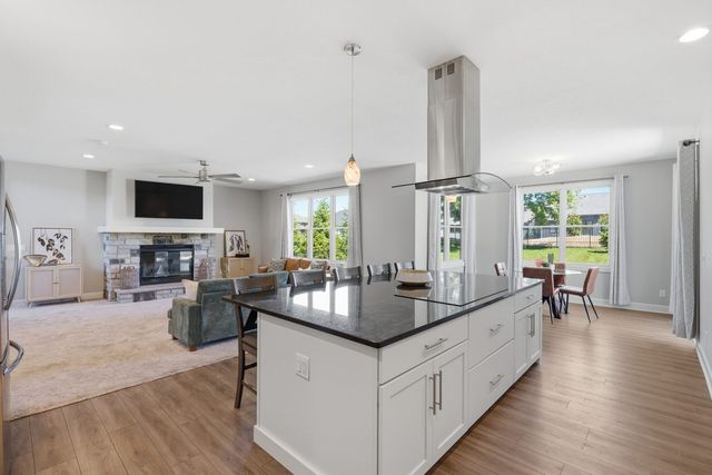 6900 GROVER Station, Bettendorf, IA 52722