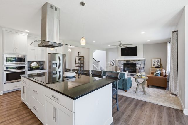 6900 GROVER Station, Bettendorf, IA 52722
