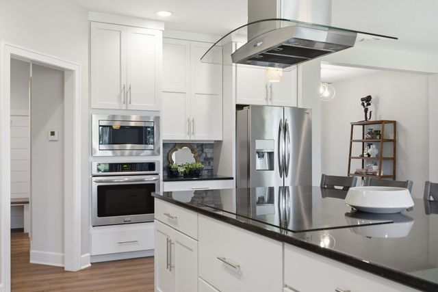 6900 GROVER Station, Bettendorf, IA 52722