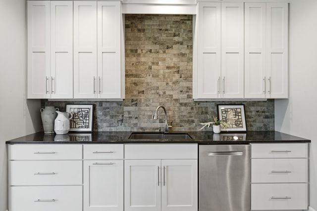 6900 GROVER Station, Bettendorf, IA 52722
