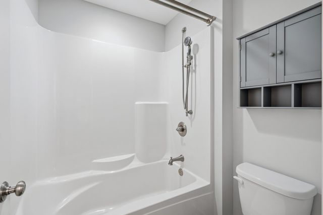 6900 GROVER Station, Bettendorf, IA 52722