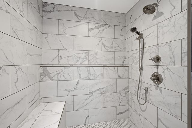 6900 GROVER Station, Bettendorf, IA 52722