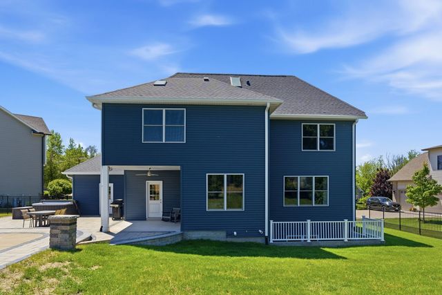 6900 GROVER Station, Bettendorf, IA 52722