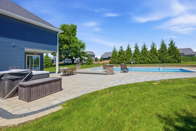 6900 GROVER Station, Bettendorf, IA 52722