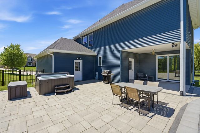 6900 GROVER Station, Bettendorf, IA 52722