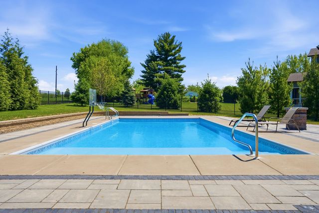 6900 GROVER Station, Bettendorf, IA 52722