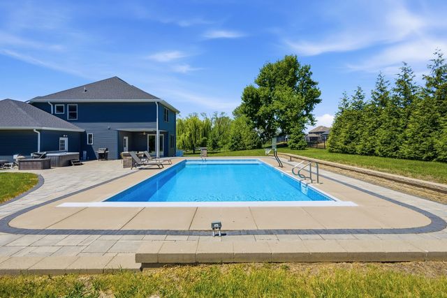 6900 GROVER Station, Bettendorf, IA 52722