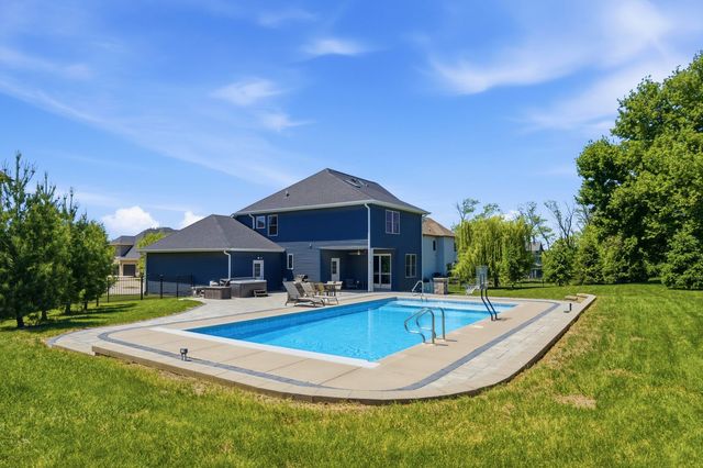 6900 GROVER Station, Bettendorf, IA 52722