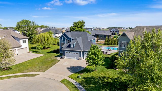 6900 GROVER Station, Bettendorf, IA 52722