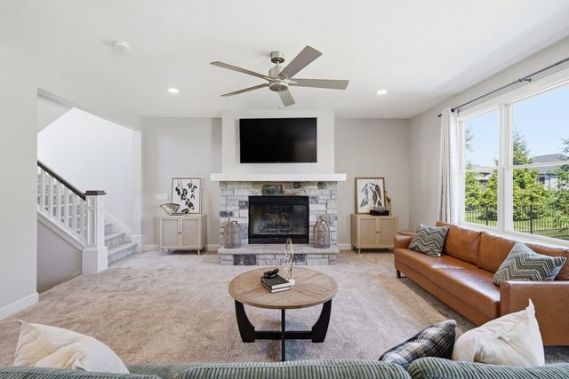 6900 GROVER Station, Bettendorf, IA 52722