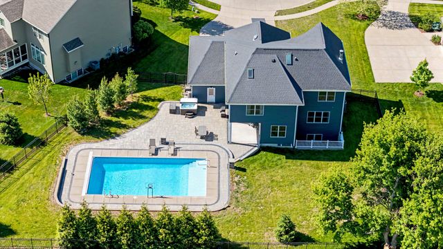 6900 GROVER Station, Bettendorf, IA 52722