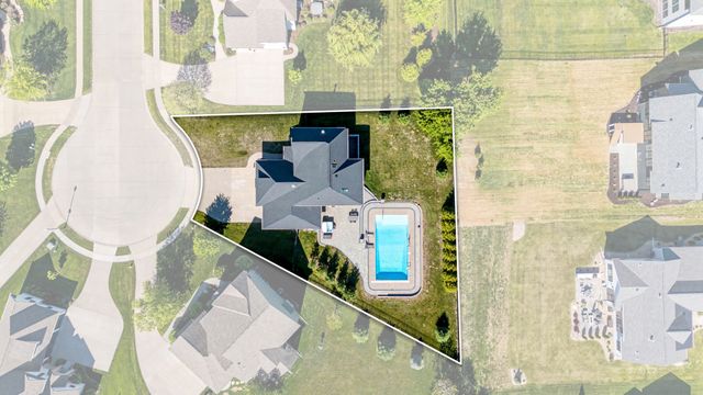 6900 GROVER Station, Bettendorf, IA 52722