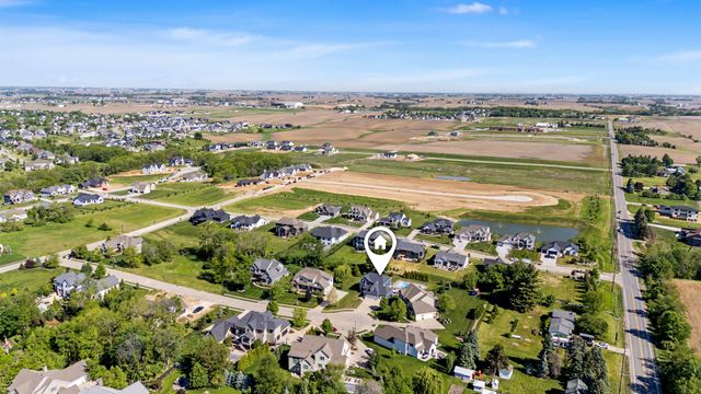 6900 GROVER Station, Bettendorf, IA 52722