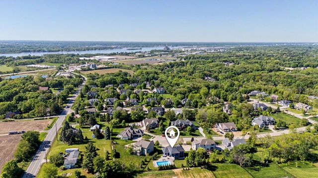 6900 GROVER Station, Bettendorf, IA 52722