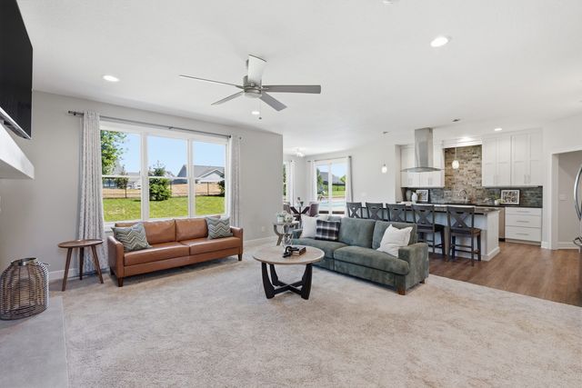 6900 GROVER Station, Bettendorf, IA 52722