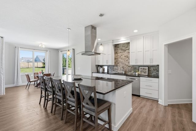 6900 GROVER Station, Bettendorf, IA 52722
