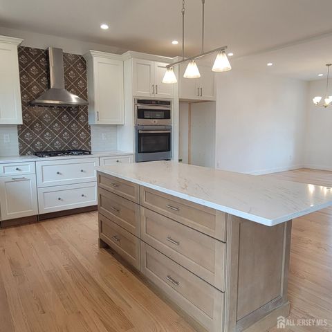 208 E James Place E, Iselin, NJ 07095