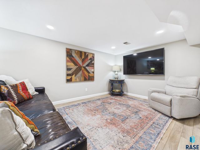 1012 S Willow Ave Avenue, Sioux Falls, SD 57105