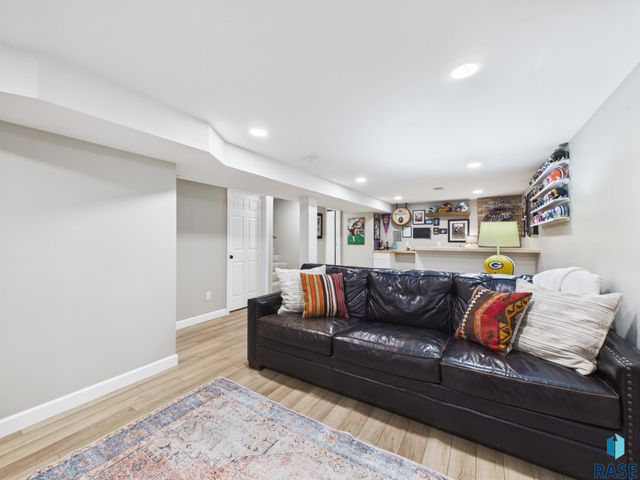 1012 S Willow Ave Avenue, Sioux Falls, SD 57105