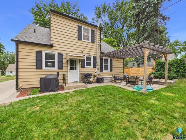 1012 S Willow Ave Avenue, Sioux Falls, SD 57105