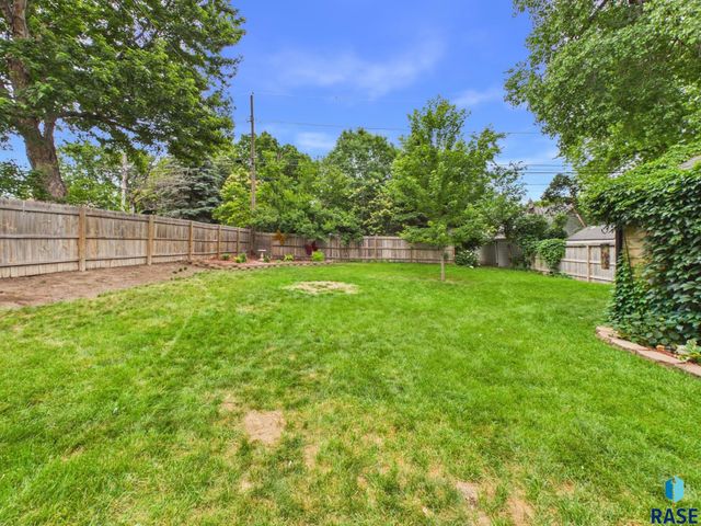 1012 S Willow Ave Avenue, Sioux Falls, SD 57105