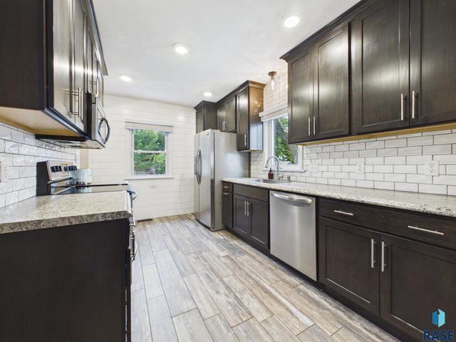 1012 S Willow Ave Avenue, Sioux Falls, SD 57105