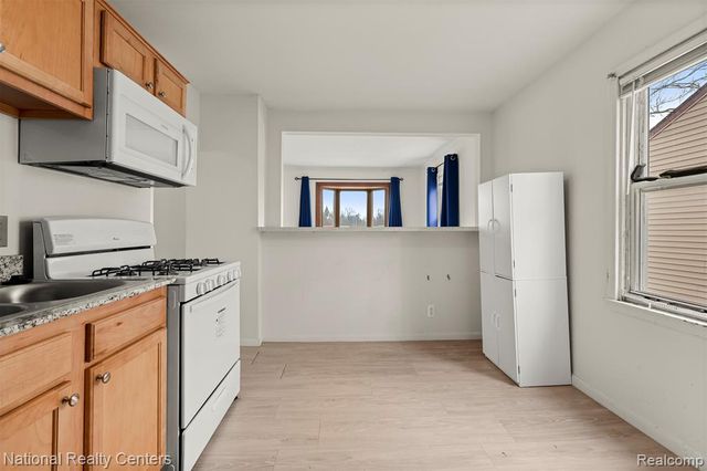 25713 Penn Street, Dearborn Heights, MI 48125