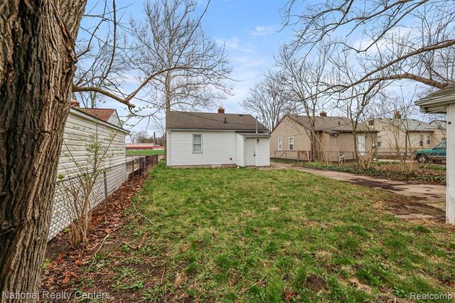 25713 Penn Street, Dearborn Heights, MI 48125