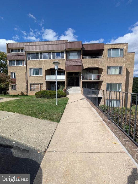 436 GIRARD ST #104, Gaithersburg, MD 20877