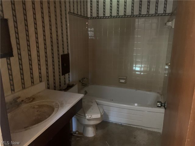 179 Ashwood Drive, Avon Lake, OH 44012