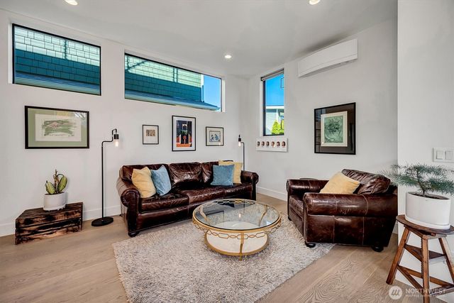 2660 9th Avenue W, Seattle, WA 98119