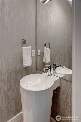 2660 9th Avenue W, Seattle, WA 98119