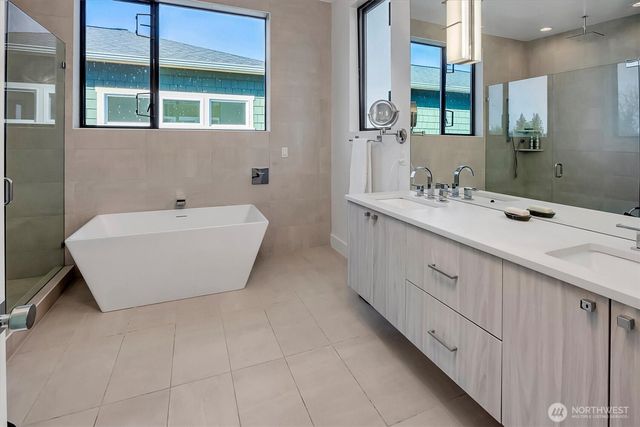 2660 9th Avenue W, Seattle, WA 98119