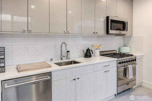 2660 9th Avenue W, Seattle, WA 98119