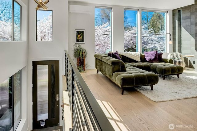 2660 9th Avenue W, Seattle, WA 98119