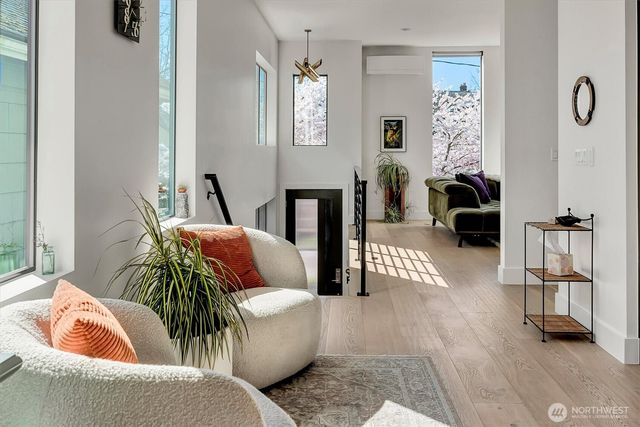 2660 9th Avenue W, Seattle, WA 98119