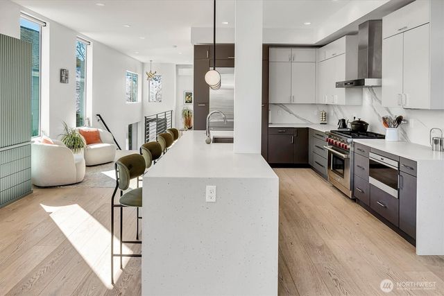 2660 9th Avenue W, Seattle, WA 98119