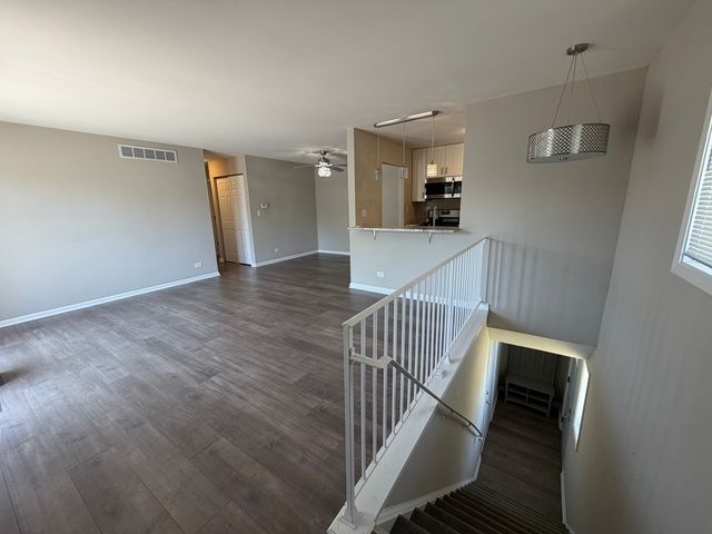 29W603 Winchester Circle 4, Warrenville, IL 60555