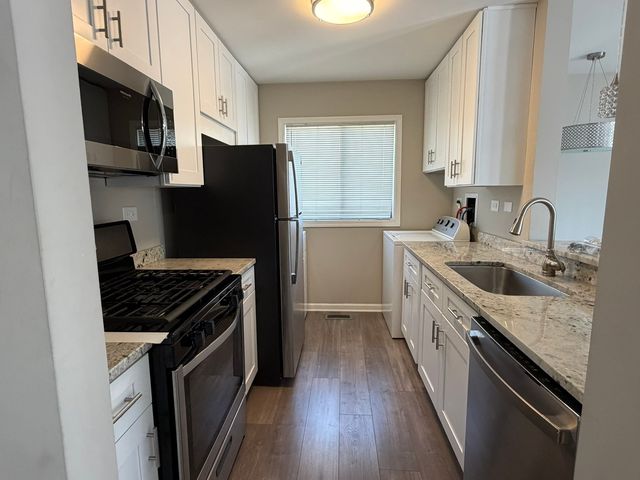 29W603 Winchester Circle 4, Warrenville, IL 60555