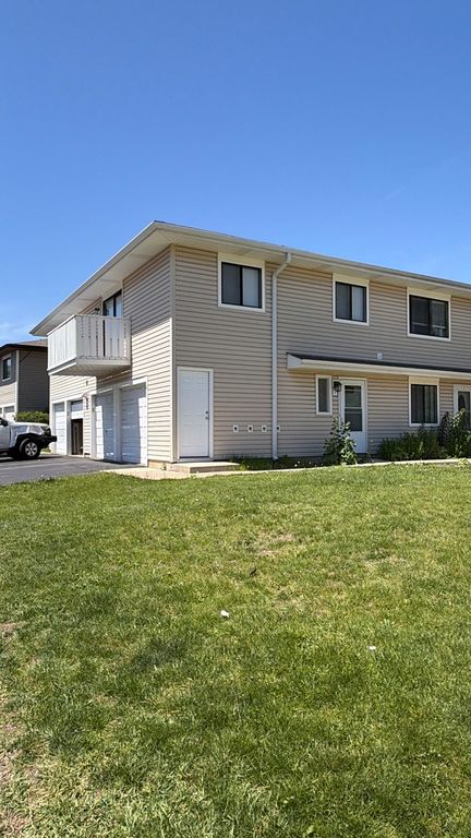 29W603 Winchester Circle 4, Warrenville, IL 60555