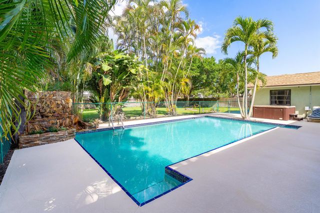 267 Old Country Road S, Wellington, FL 33414