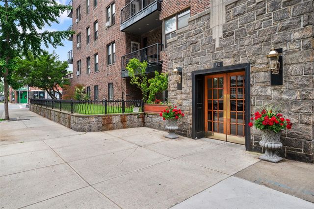 30 Clinton Place 2F, New Rochelle, NY 10801